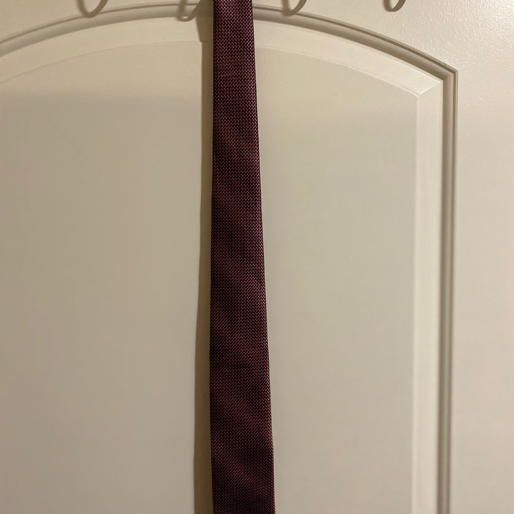 Red patterned tie - Picture 2 of 5